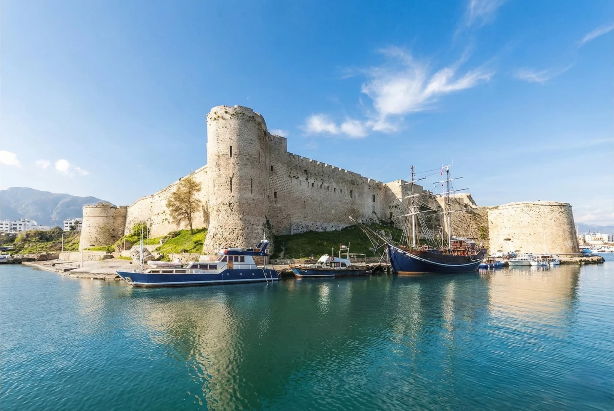 Alacakaranlıkta Girne limanı ve kalesi — Avenue Hotel Girne'nin yanındaki sahilde