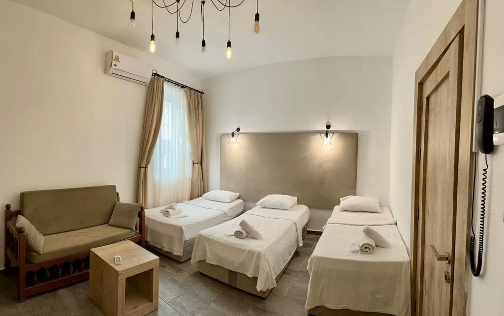 Avenue Hotel Girne'de huzurlu bir oda köşesi