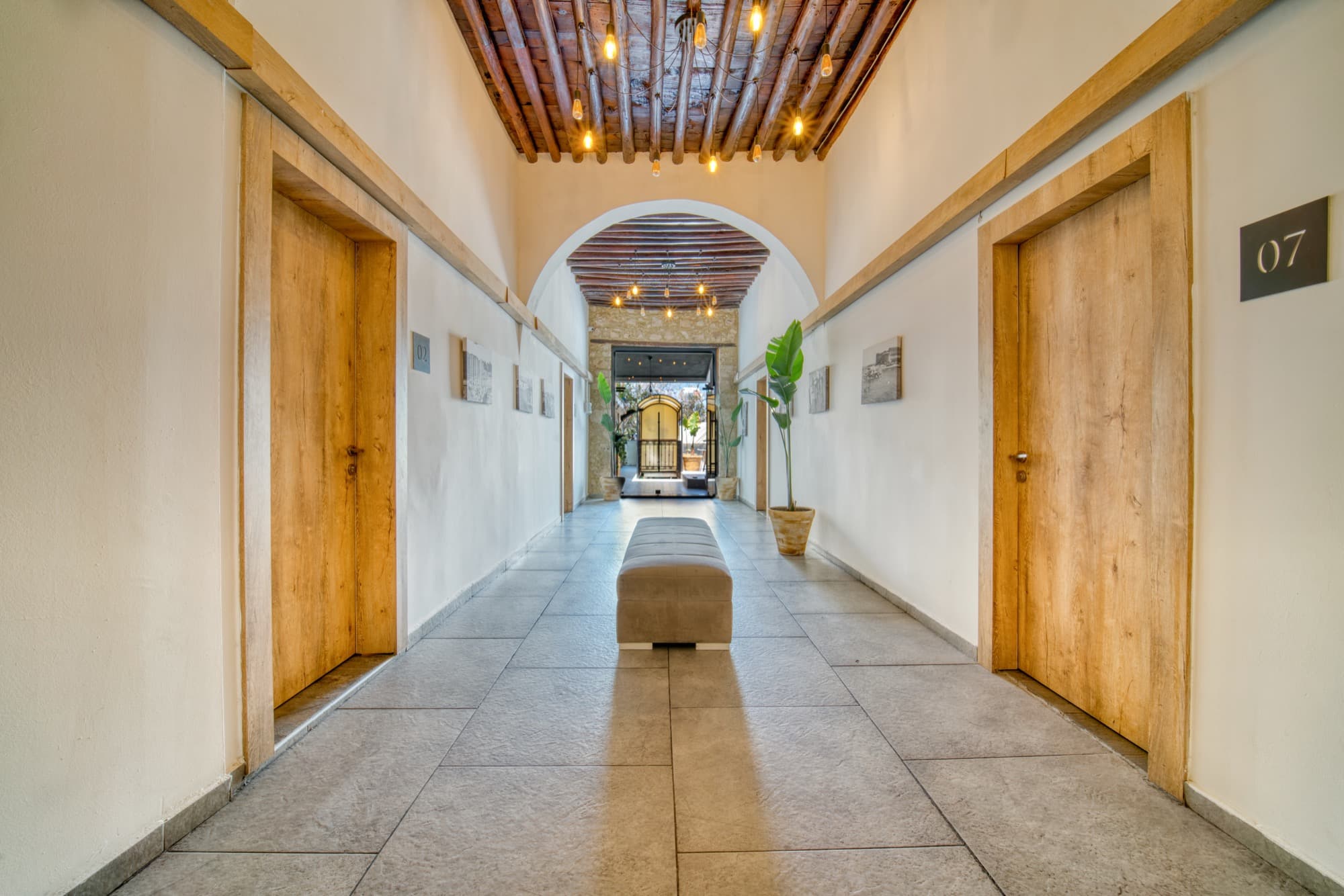 Avenue Hotel Girne (Girne) içinde sakin bir koridor