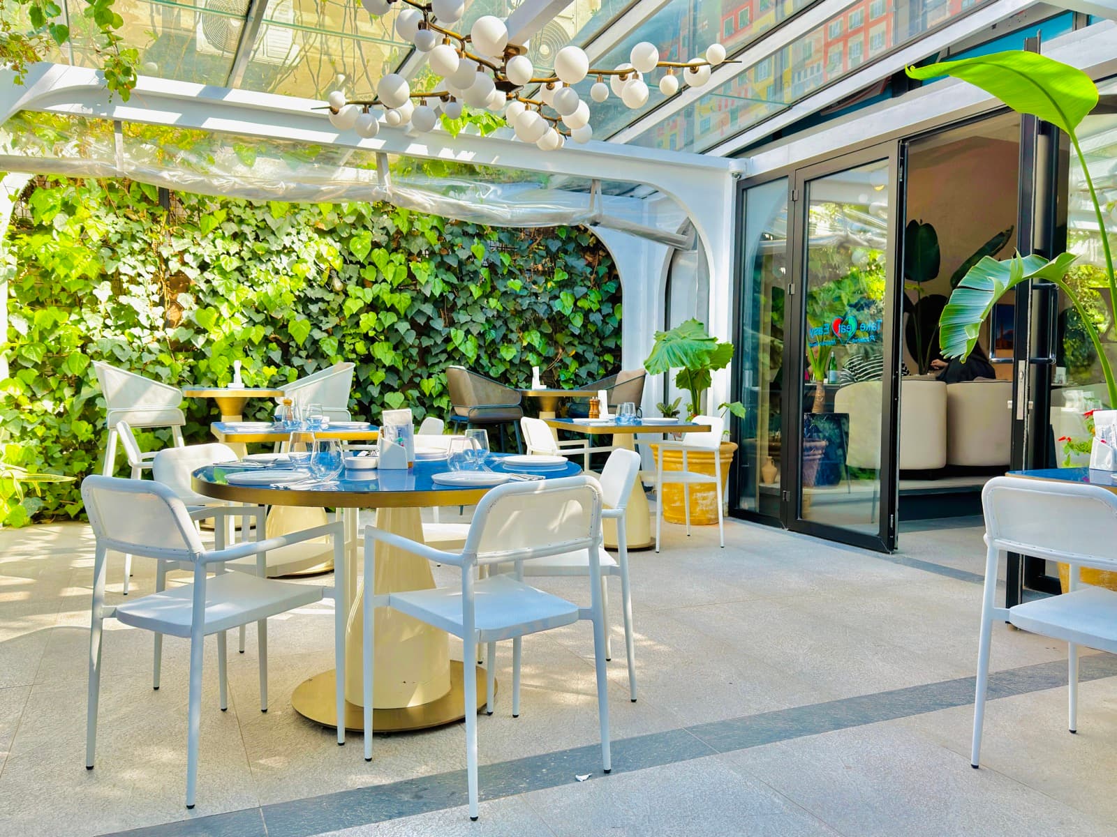 Avenue Hotel Girne'de cam çatılı terasta sabah