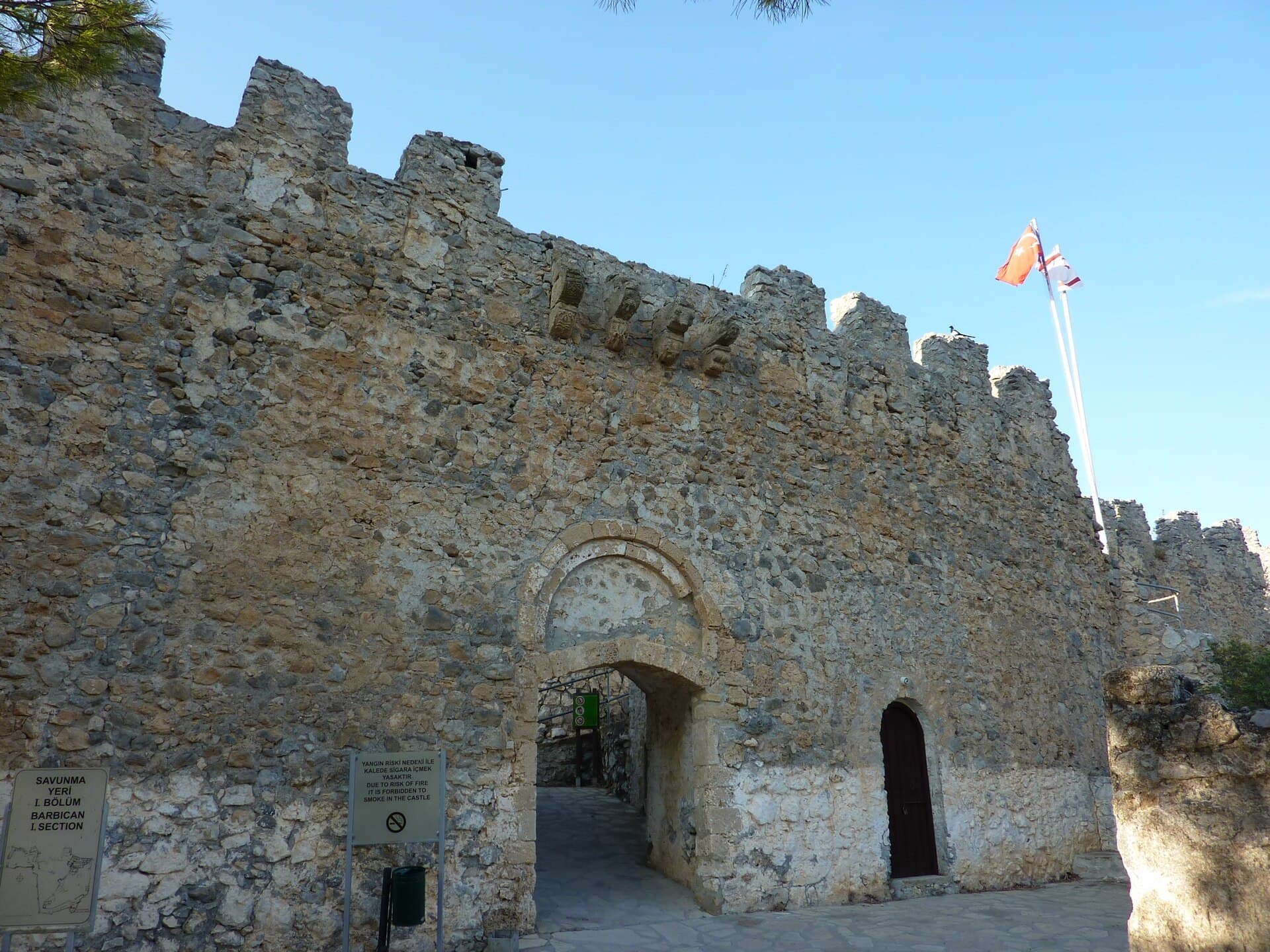 Girne dağlarındaki St Hilarion Kalesi, Kuzey Kıbrıs